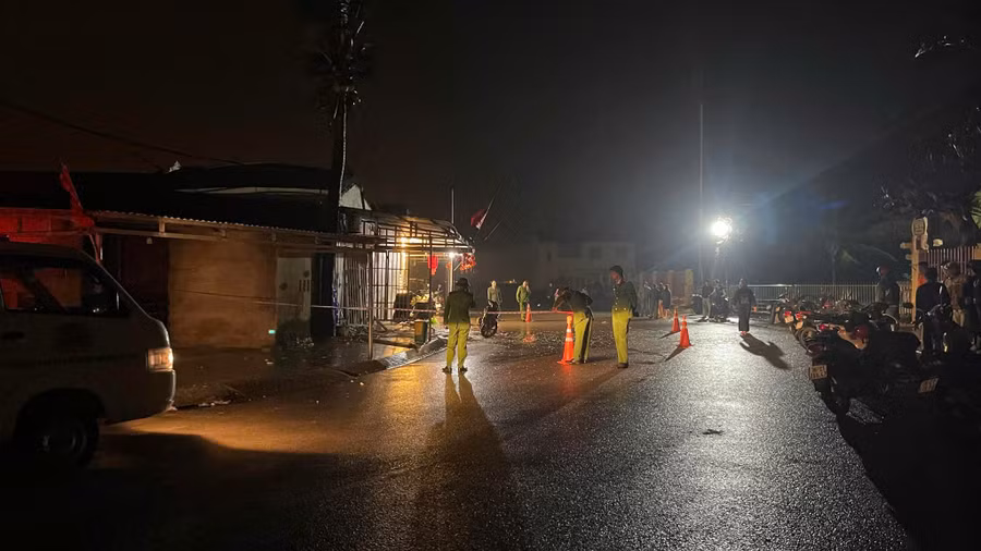 Lực lượng công an có mặt bảo vệ hiện trường, điều tra nguyên nhân vụ án.