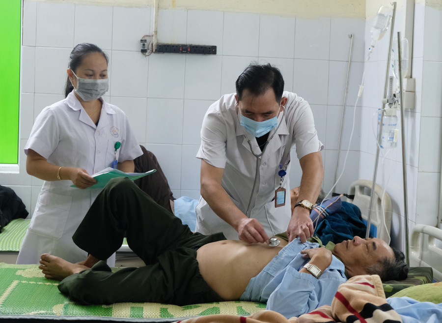 Công tác thường trực chuyên môn 24/24 giờ tại đơn vị, đảm bảo duy trì tốt hoạt động khám, chữa bệnh, sẵn sàng tiếp nhận cấp cứu cho người bệnh và nạn nhân bị ảnh hưởng bởi thiên tai. DSCF2300.JPG