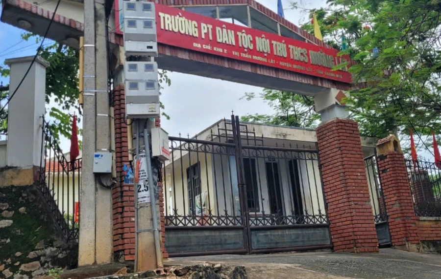 Trường PTDTNT-THCS Mường Lát (Thanh Hóa) đã tuyển sinh nhiều con em cán bộ huyện không đúng theo quy định.