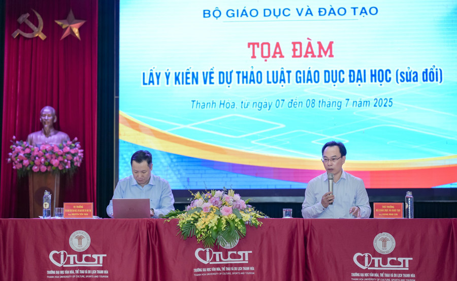 Thứ trưởng Bộ GD&ĐT Hoàng Minh Sơn chủ trì buổi toạ đàm. unknown-2.jpg