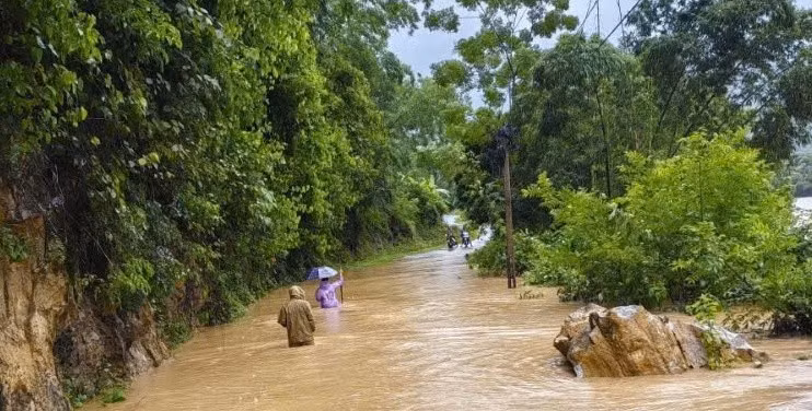 Ngập lụt Quốc lộ 15 đoạn qua xã Nam Xuân.