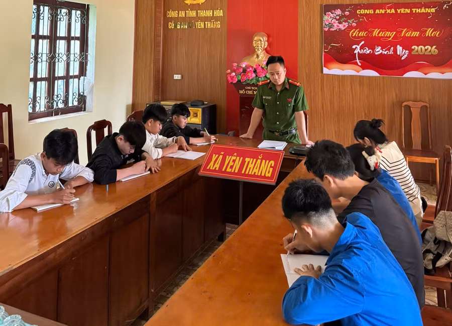 Lớp học ngay tại phòng họp của Công an xã Yên Thắng.