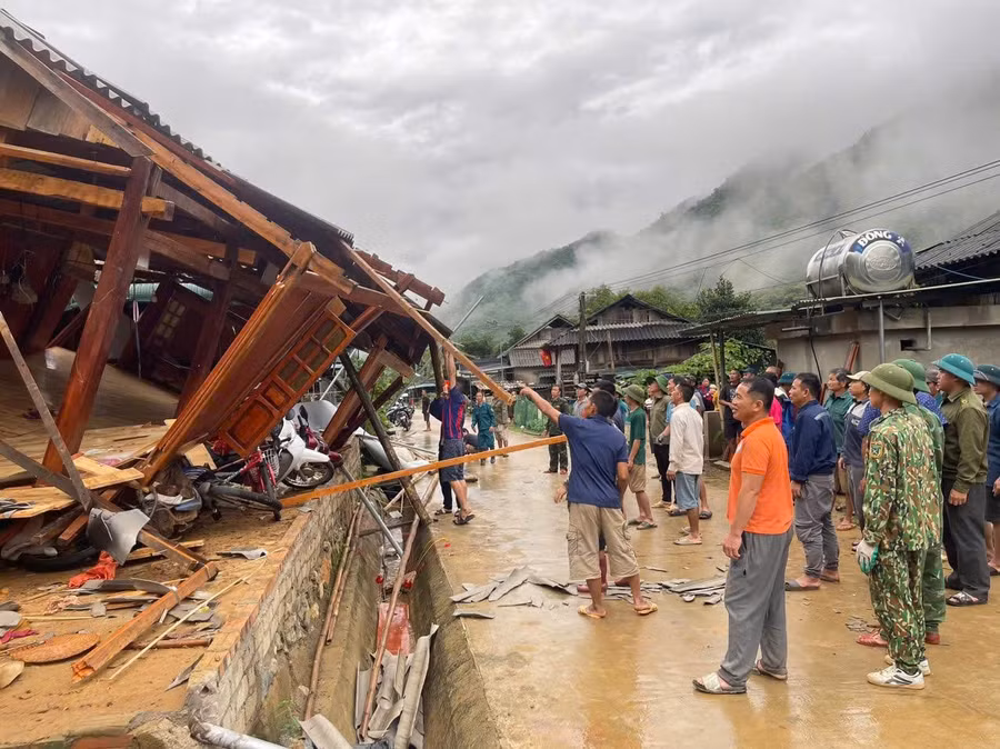 Một hộ gia đình ở xã biên giới Mường Lát bị sập hoàn toàn nhà cửa. 