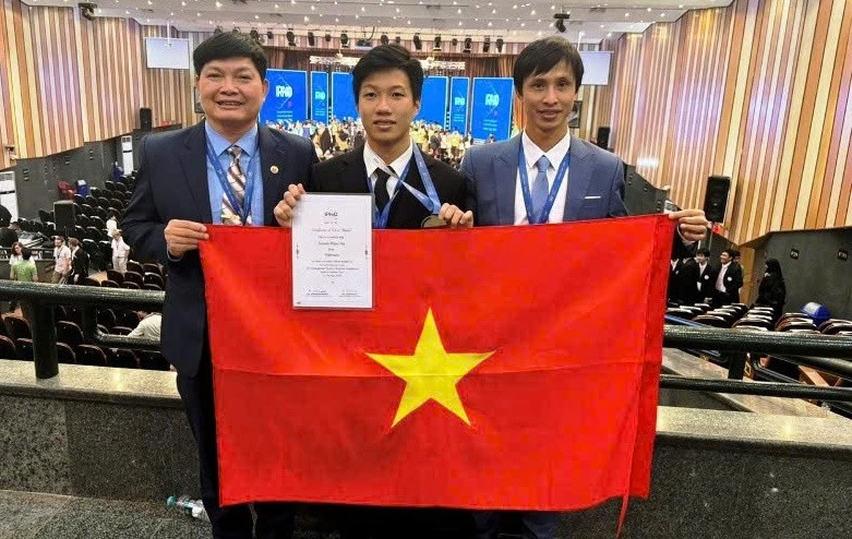 Nam sinh Hà Duyên Phúc (giữa) tại kỳ thi Olympic Vật lý quốc tế năm 2024.