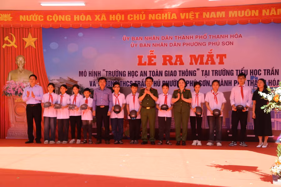 Lễ ra mắt mô hình "Trường học an toàn giao thông" tại Trường Tiểu học Trần Phú và Trường THCS Trần Phú.