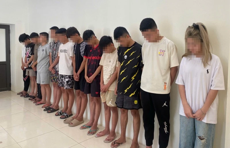 Nhóm thanh, thiếu niên bị triệu tập tại cơ quan công an.