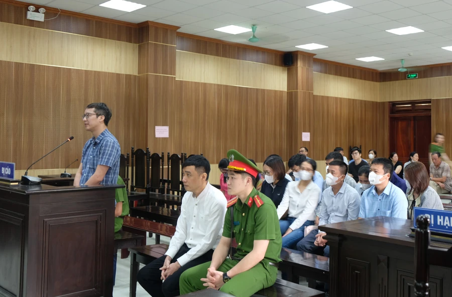 Nguyễn Thế Hùng, nguyên Giám đốc VPĐKDĐ TP Sầm Sơn cùng 43 đồng phạm hầu toà.