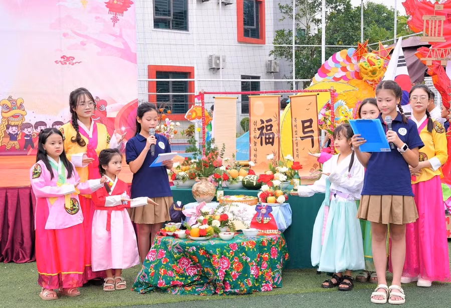 Học sinh trải nghiệm mâm cỗ Trung thu của nhiều quốc gia trên thế giới. 