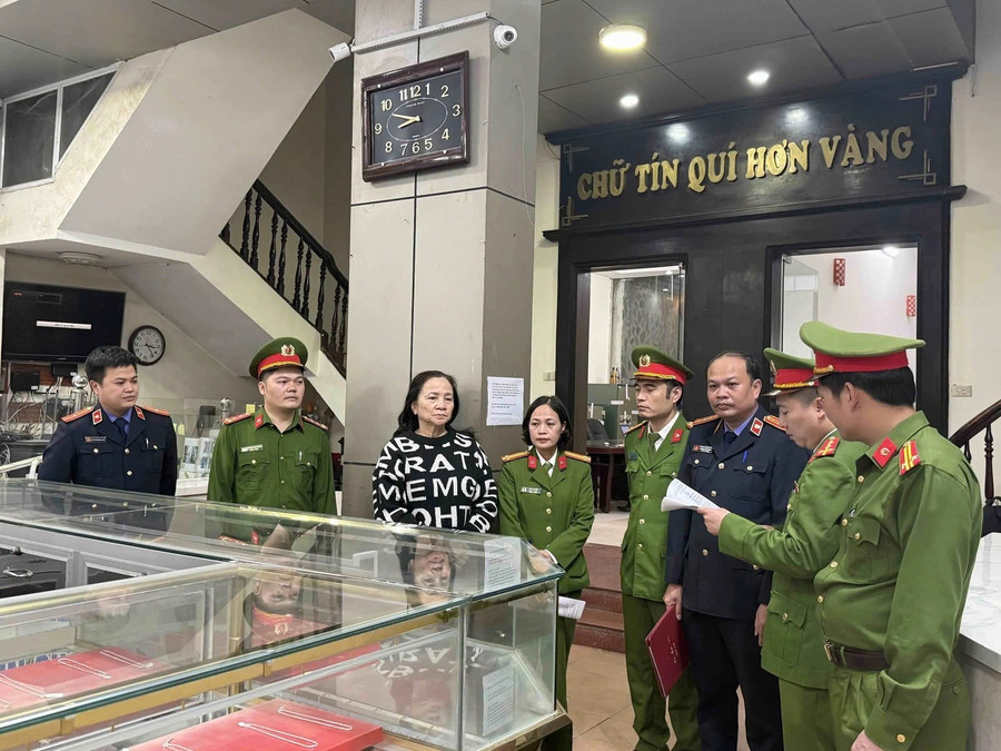 Cơ quan CSĐT tống đạt Quyết định khởi tố, bắt tạm giam đối với bà Lê Thị Thu Hương.