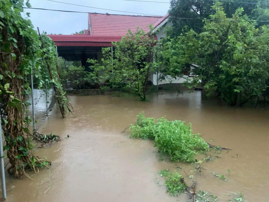 Nước tràn vào nhà dân ở xã Mậu Lâm. z7060693580543-e4835a13d76a26d3a770f3295dd7be88.jpg