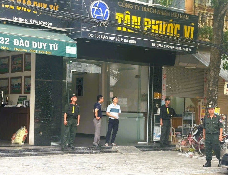 Lực lượng chức năng bảo vệ bên ngoài khu vực khám nhà Vi "ngộ". z6752947622880-faa617a858350b6ac315f9267fd7ec73.jpg
