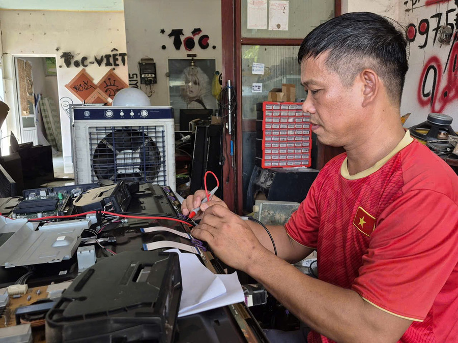 Nhờ có vốn và kinh nghiệm tích góp sau chuyến xuất ngoại, ông Tiến mở được cửa hàng sửa điện tử, điện lạnh.