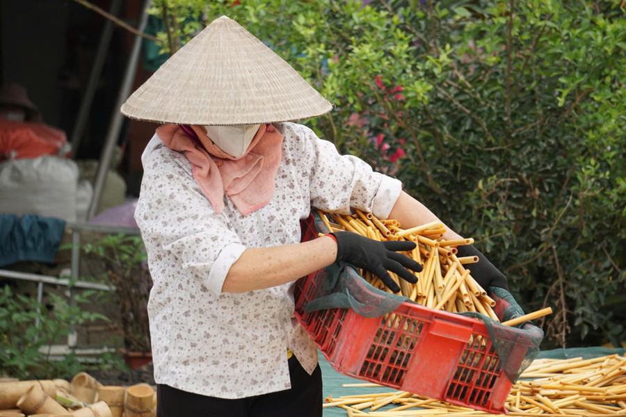 Sản phẩm được mang đi phơi sau đó sẽ được sấy và khử khuẩn... f1961a69be4c37126e5d.jpg