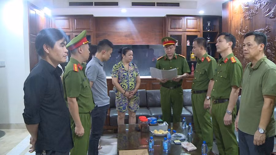 Cơ quan Cảnh sát điều tra thi hành các quyết định, lệnh đối với Nguyễn Huy Tùng. (Ảnh: CATH)