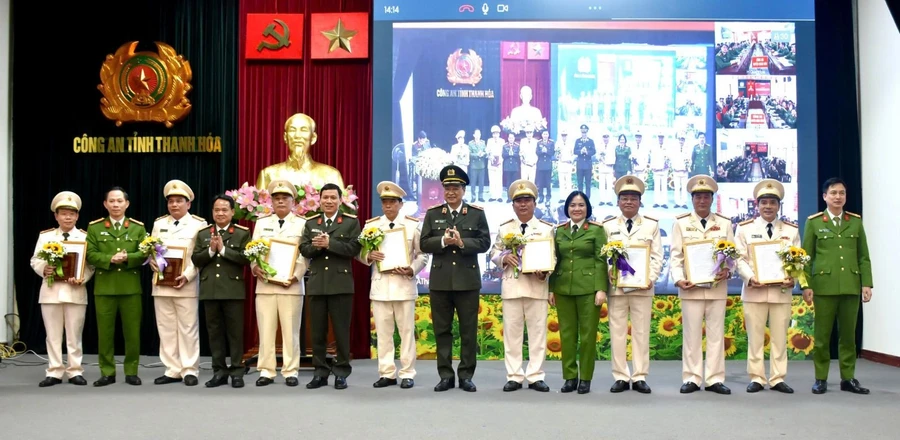 Lãnh đạo Công an tỉnh chúc mừng 8 Trưởng phòng, Trưởng, Phó Trưởng Công an cấp huyện về nghỉ công tác trước tuổi.