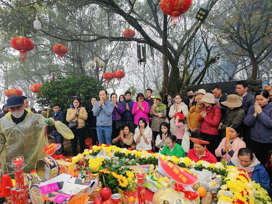 Trong ngày "mở cổng trời", rất đông du khách đến huyệt đạo để cầu xin một năm mới bình an, may mắn.