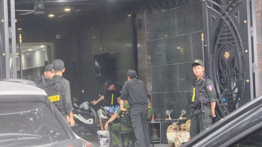 Nhiều cảnh sát có mặt tại nhà M. "gỗ" để thực hiện khám xét.