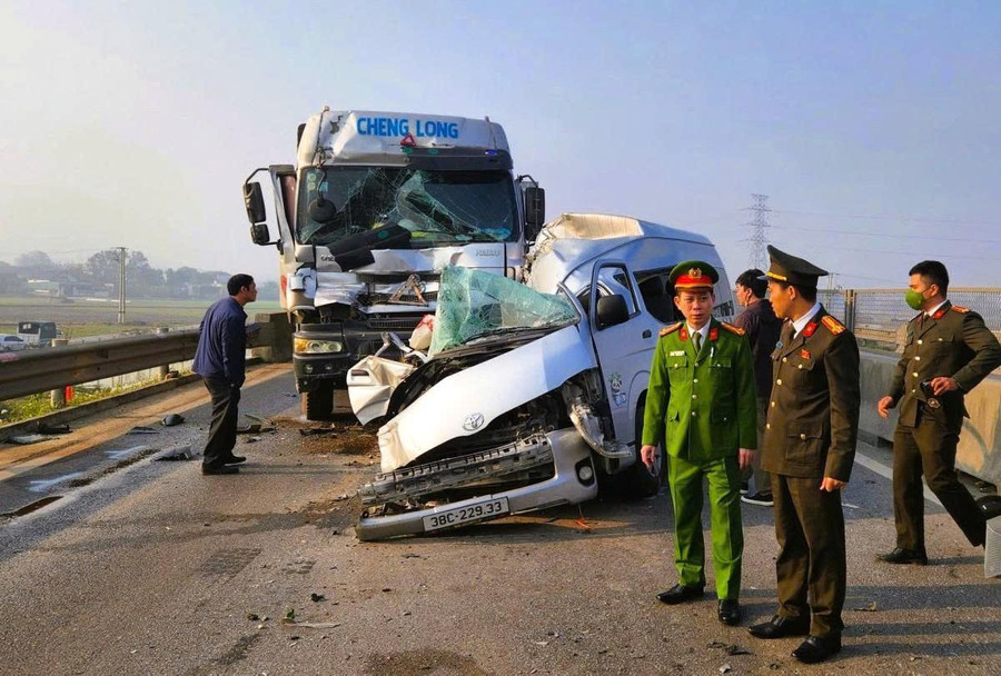 Cơ quan chức năng có mặt tại hiện trường xử lý vụ tai nạn.