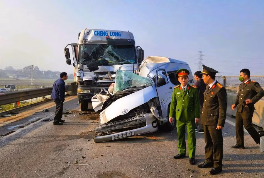 Cơ quan chức năng có mặt tại hiện trường xử lý vụ tai nạn.