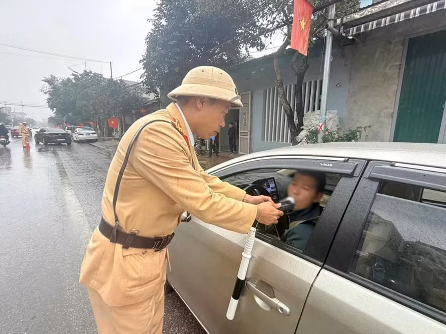 Lực lượng CSGT kiểm tra nồng độ cồn người điều khiển xe ô tô trong dịp Tết Nguyên đán.