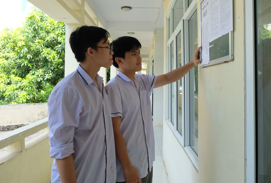 Thí sinh đến điểm thi sớm để ổn định tâm lý. dscf0509.jpg