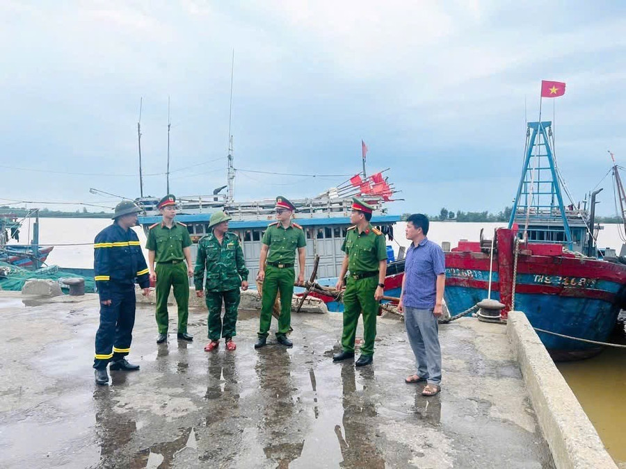 Lực lượng chức năng kiểm tra công tác neo đậu tàu thuyền, sẵn sàng ứng phó với bão số 3 của ngư dân.