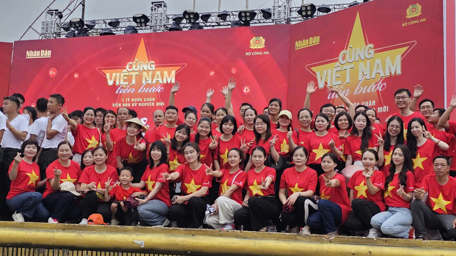 Hàng nghìn người ở Thanh Hoá tham gia chương trình "Cùng Việt Nam tiến bước".