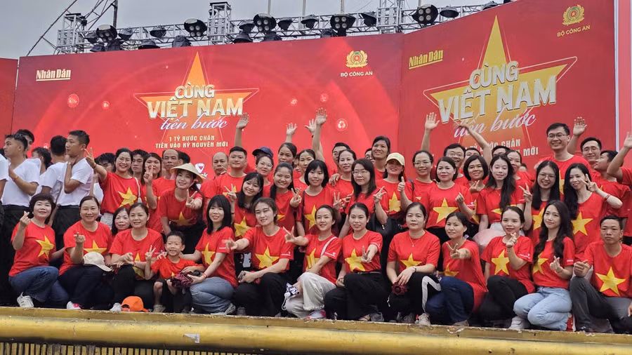 Hàng nghìn người ở Thanh Hoá tham gia chương trình "Cùng Việt Nam tiến bước".