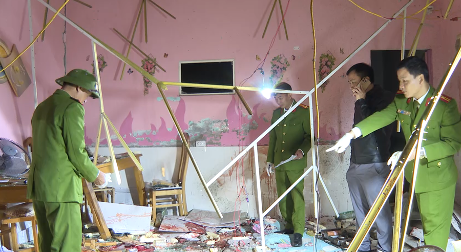 Hiện trường vụ nổ mìn khiến 10 người bị thương.