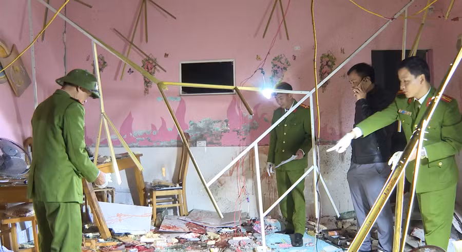 Hiện trường vụ nổ mìn khiến 10 người bị thương.