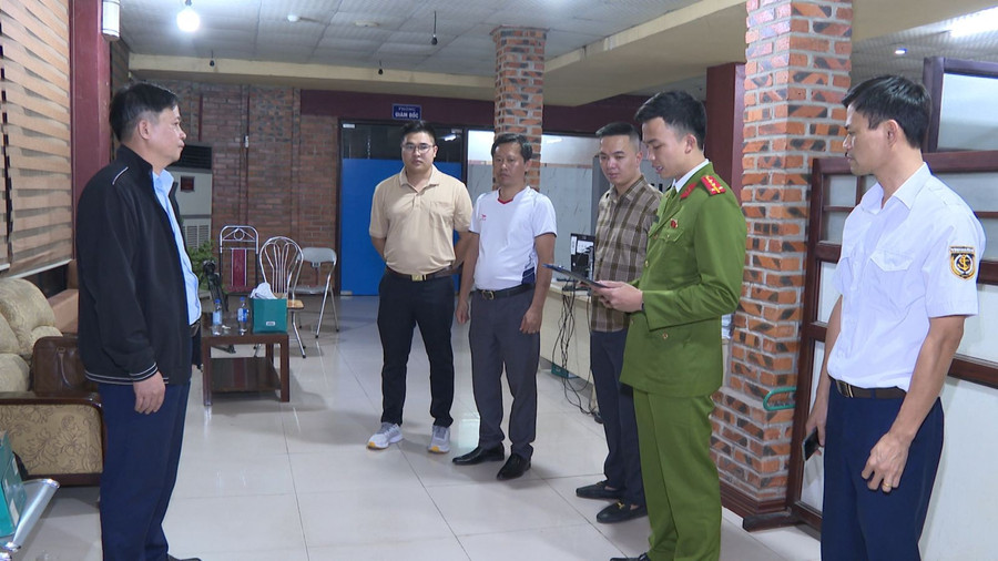 Cơ quan Cảnh sát điều tra thi hành Lệnh khám xét nơi làm việc của Nguyễn Xuân Sơn. 