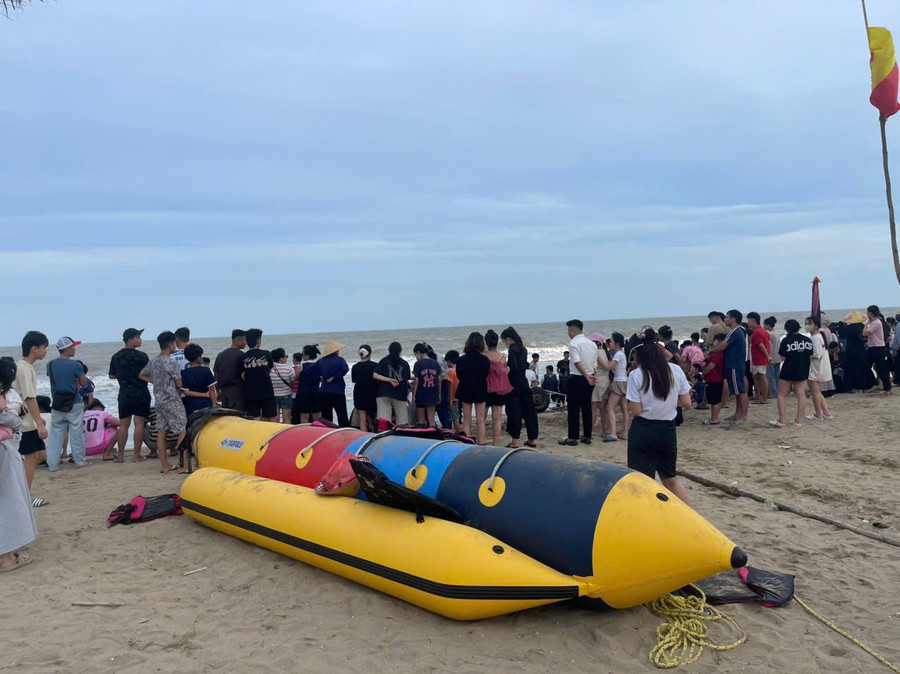 Người dân theo dõi quá trình tìm kiếm hai học sinh ở Thanh Hóa mất tích.