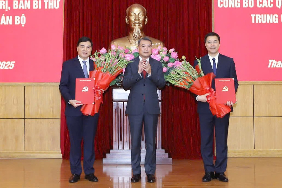 Trưởng ban Tổ chức Trung ương Lê Minh Hưng trao quyết định của Bộ Chính trị, Ban Bí thư cho ông Nguyễn Hoài Anh và ông Nguyễn Hồng Phong. 