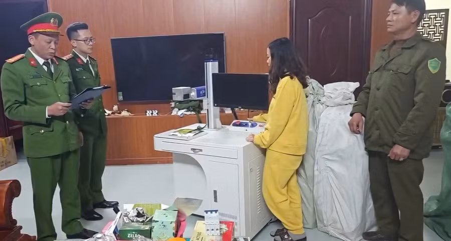 Cảnh sát khám xét nơi sản xuất, nơi cất giấu hàng hoá của các đối tượng.