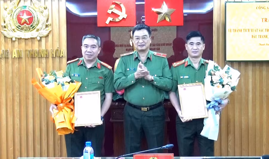 Thiếu tướng Trần Phú Hà, Giám đốc Công an tỉnh Thanh Hóa, thừa ủy quyền của Bộ Công an trao Thư khen và thưởng nóng cho các đơn vị. (Ảnh: CATH)