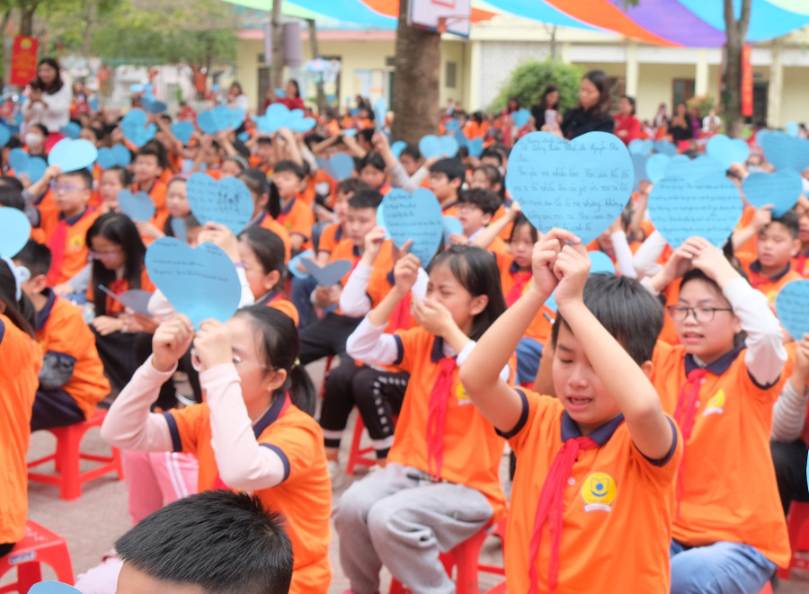 Một tiết học trải nghiệm ngoài giờ chính khóa của học sinh Trường Tiểu học Minh Khai 1 (Phường Hạc Thành, Thanh Hoá).