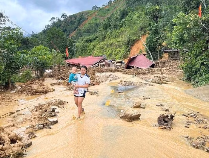 Bản làng tan hoang sau cơn lũ quét.