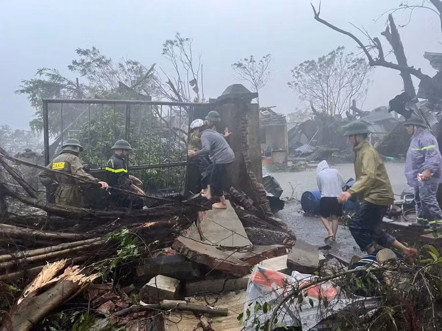 Lực lượng chức năng Thanh Hoá cùng bà con khắc phục sau bão.