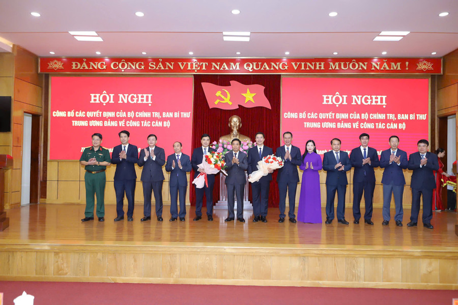 Lãnh đạo tỉnh Thanh Hóa tặng hoa chúc mừng ông Nguyễn Hoài Anh và ông Nguyễn Hồng Phong. a2.jpg