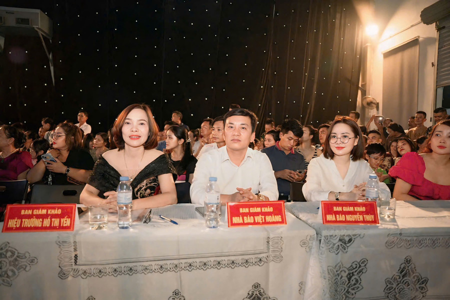Ban Giám khảo cuộc thi. z7130883692936-14f97cd17f90246fb4bc64ecd6eea0cc.jpg