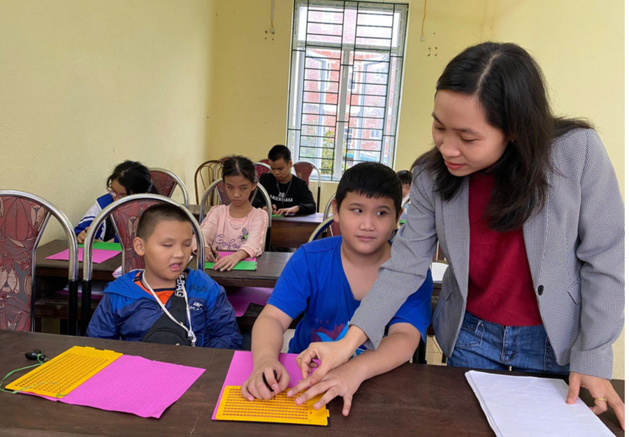 Bằng việc học chữ Braille, nhiều đứa trẻ đã tìm thấy ánh sáng trên con đường hoà nhập.