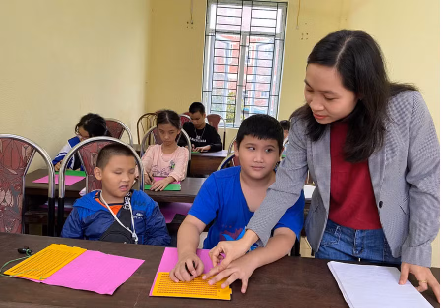 Bằng việc học chữ Braille, nhiều đứa trẻ đã tìm thấy ánh sáng trên con đường hoà nhập.
