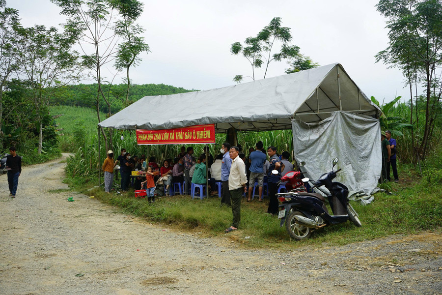 Người dân dựng lều trước lối vào trang trại. z7171640679155-535fce7f4c5810c801900a82c213f0ac.jpg