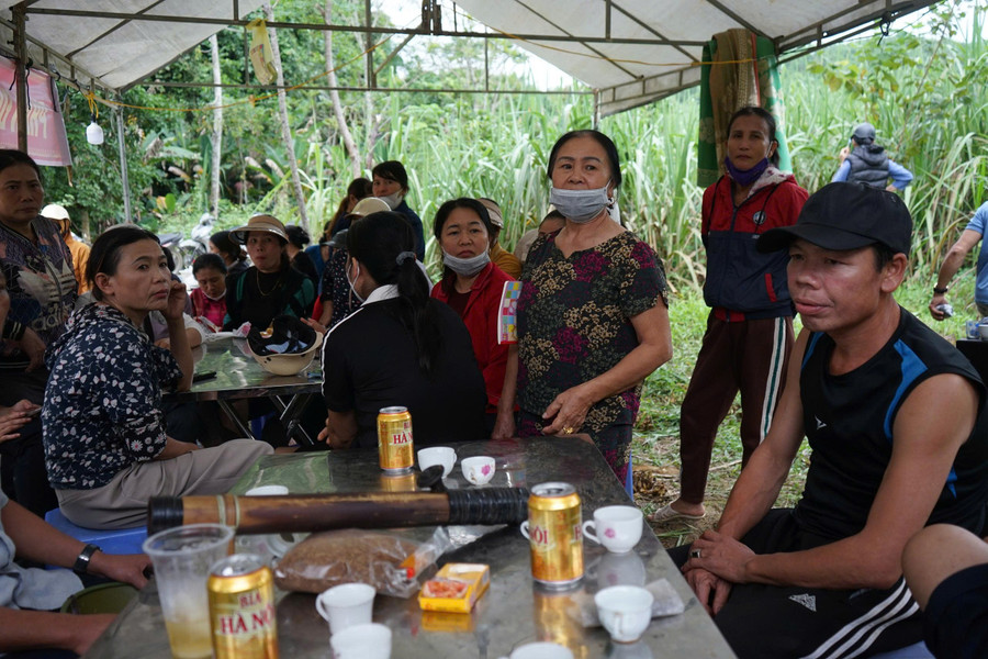 Người dân tập trung phản đối trang trại lợn.