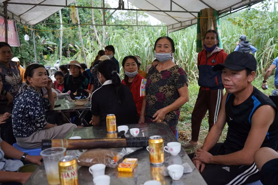 Người dân tập trung phản đối trang trại lợn.