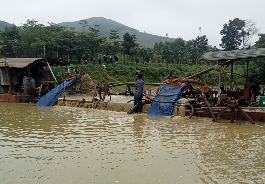 Doanh nghiệp tư nhân Hùng Hai thực hiện hút cát lên tàu (ngày 27/5/2025.