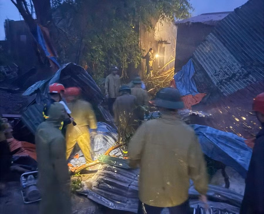 Lực lượng chức năng giải cứu người mắc kẹt trong đêm mưa bão.