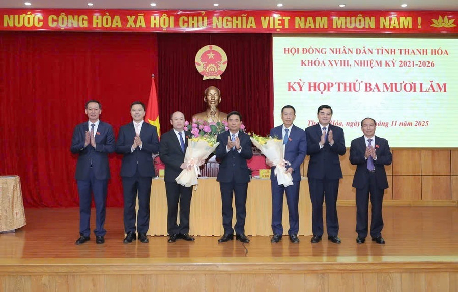 Lãnh đạo tỉnh Thanh Hoá tặng hoa chúc mừng hai tân Phó Chủ tịch UBND tỉnh.