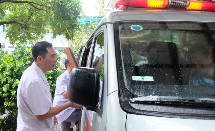 Xe cấp cứu và kíp trực sẵn sàng lên đường di chuyển ứng cứu bệnh nhân trong bão. DSCF2321.JPG