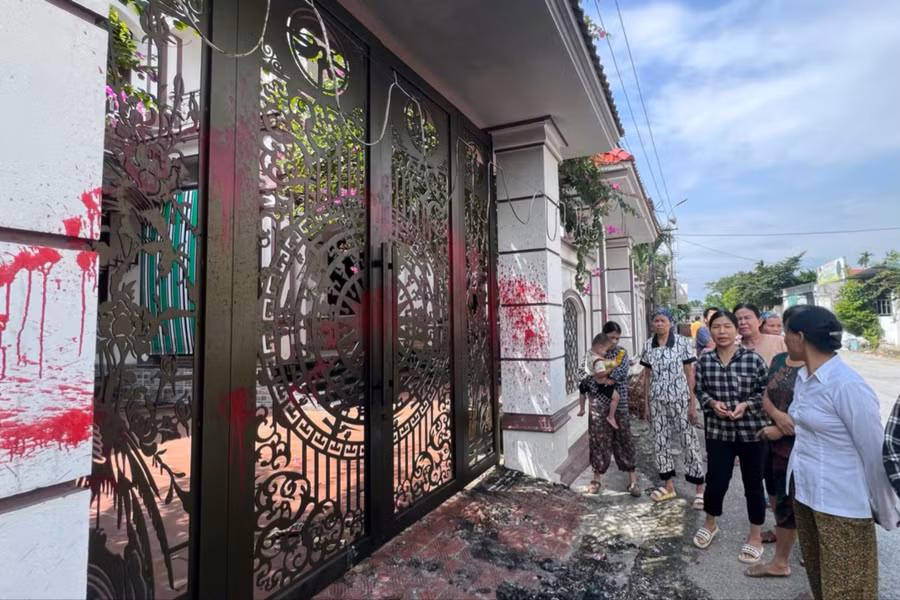 Người dân bức xúc tìm đến nhà chủ hụi.